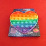 Hartvormige pop it in de kleuren van de regenboog.